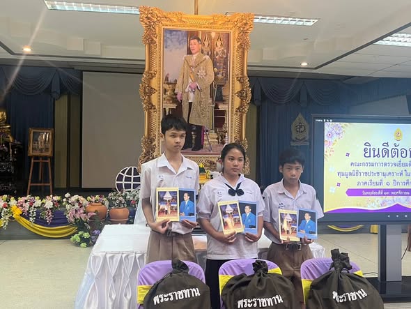 วันพฤหัสบดีที่  13  พฤศจิกายน 2568   นายธวัชชัย   ซื่อสัตย์  นายกองค์การบริหารส่วนตำบลสวี  เข้าร่วมต้อนรับคณะกรรมการตรวจเยี่ยมติดตามนักเรียนทุนมูลนิธิราชประชานุเคราะห์ ในพระบรมราชูปถัมภ์  ณ โรงเรียนสวีวิทยา
#องค์การบริหารส่วนตำบลสวี